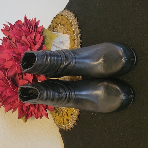 NWOT ME TOO Lloyd Ankle Bootie Size 6 - Picture 3 of 8